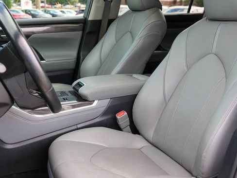 Used 2021 Toyota Highlander Limited image 13