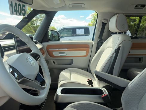 Used 2025 Volkswagen ID. Buzz 1st Edition RWD image 2