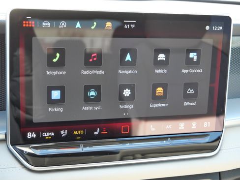 Certified 2025 Volkswagen Tiguan SE image 24