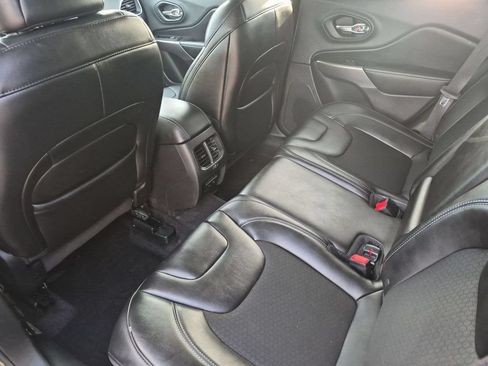 Used 2019 Jeep Cherokee Latitude Plus w/ Cold Weather Group AWD/4WD image 27
