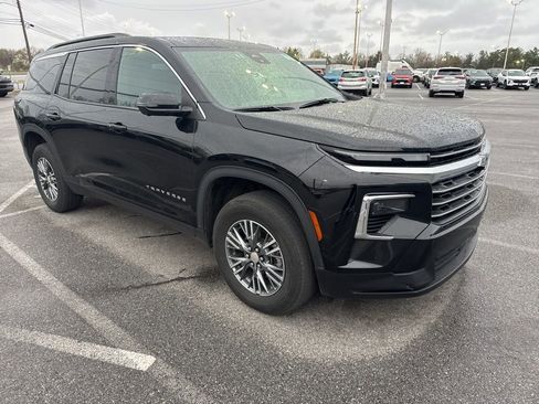 Used 2024 Chevrolet Traverse LT image 1
