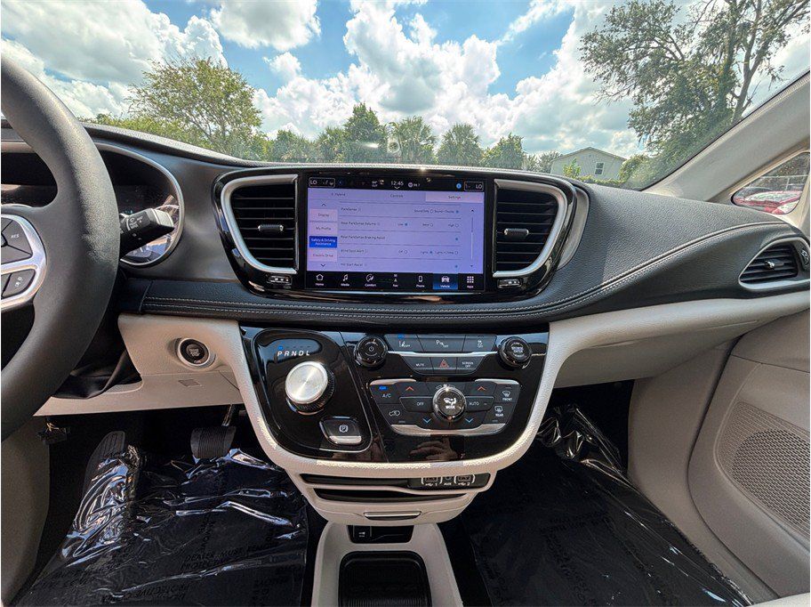 Used 2024 Chrysler Pacifica Limited FWD image 11