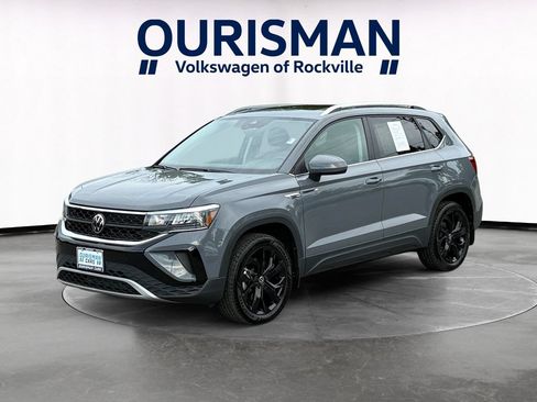 Used 2023 Volkswagen Taos SE w/ Panoramic Sunroof Package FWD image 2