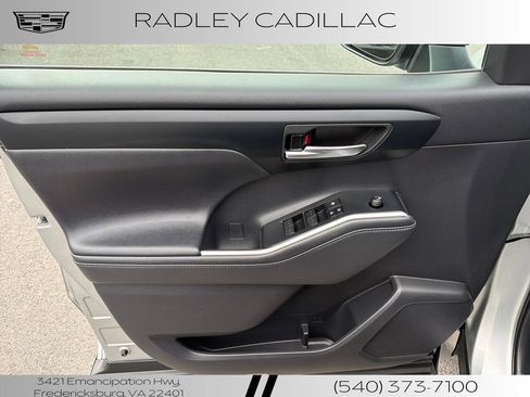 Used 2020 Toyota Highlander XLE AWD/4WD image 4