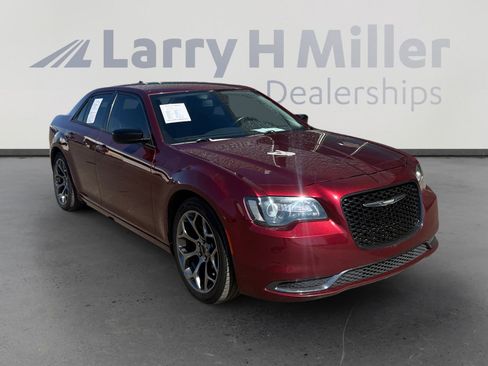 Used 2018 Chrysler 300 Touring w/ Sport Appearance Package image 7
