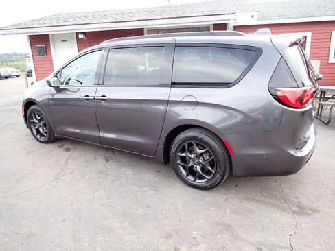 Used 2019 Chrysler Pacifica Touring-L Plus w/ Advanced Safetytec Group FWD image 4