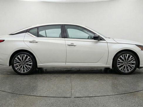 Used 2025 Nissan Altima 2.5 SV image 11