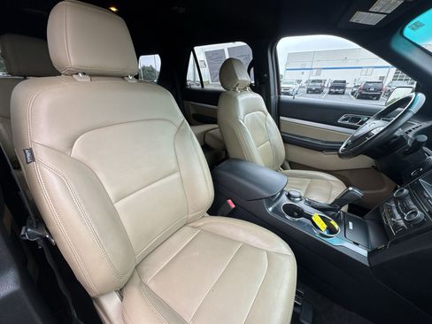 Used 2017 Ford Explorer XLT w/ Equipment Group 202A AWD/4WD image 26