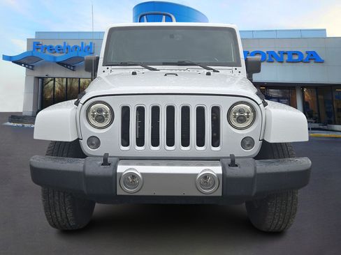 Used 2018 Jeep Wrangler Sahara w/ Connectivity Group AWD/4WD image 2