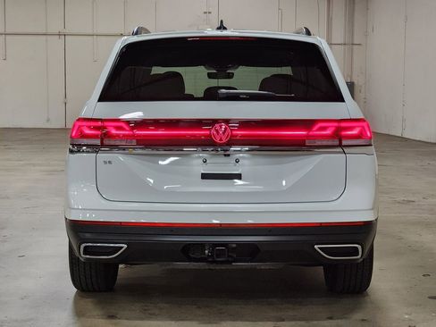 Used 2024 Volkswagen Atlas SE w/ Panoramic Sunroof Package image 10