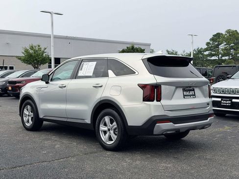 Used 2026 Kia Sorento LX FWD image 4