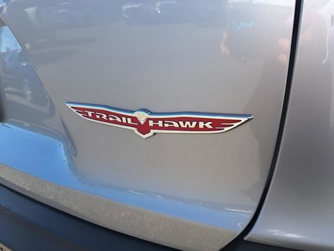 Used 2019 Jeep Cherokee Trailhawk image 30