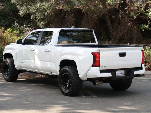 Used 2025 Toyota Tacoma SR5 AWD/4WD image 9