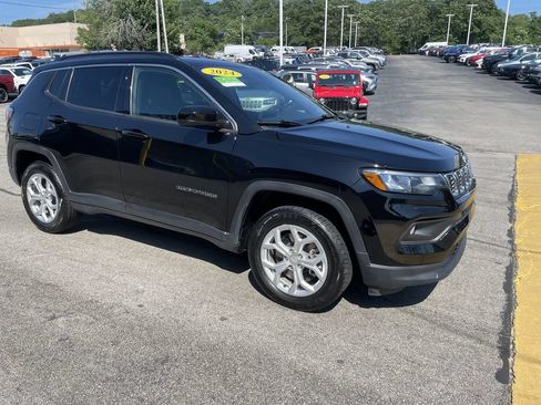 Used 2024 Jeep Compass Latitude AWD/4WD image 6