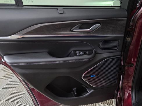 Used 2022 Jeep Grand Cherokee Overland w/ Luxury Tech Group IV image 31