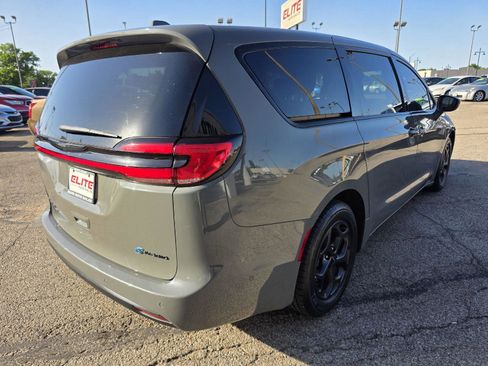 Used 2022 Chrysler Pacifica Touring-L w/ Uconnect Theater Family Group FWD image 5