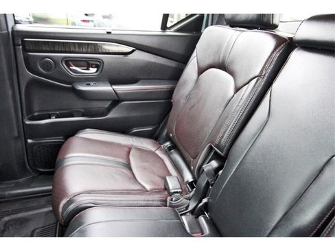 Used 2025 Honda Pilot Black Edition image 11