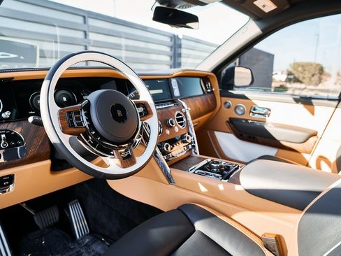 Used 2025 Rolls-Royce Cullinan image 2