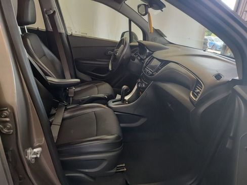 Used 2021 Chevrolet Trax LT w/ LT Convenience Package FWD image 4
