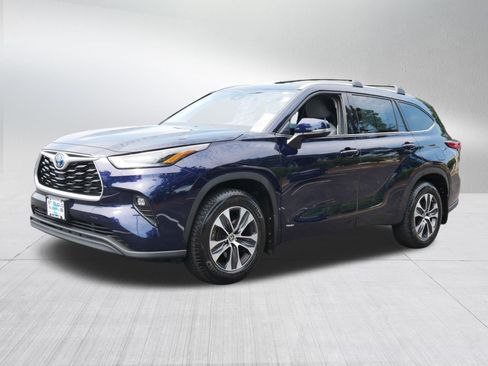 Used 2022 Toyota Highlander XLE AWD/4WD image 3