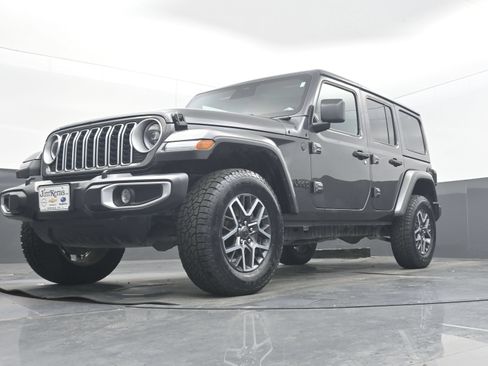 Used 2025 Jeep Wrangler Unlimited Sahara AWD/4WD image 26