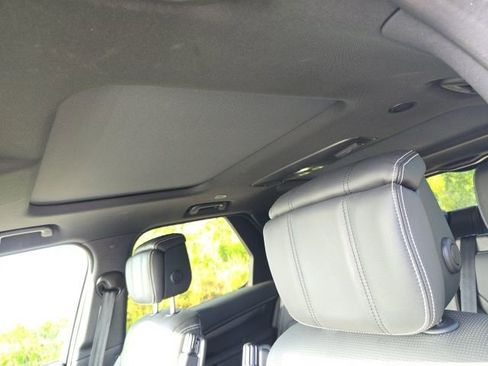 Used 2025 Land Rover Discovery Metropolitan Edition image 16