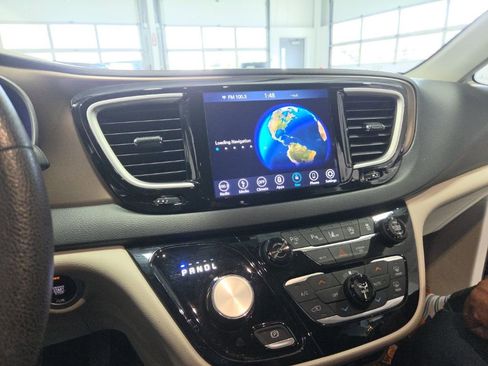 Used 2019 Chrysler Pacifica Touring Plus w/ Advanced Safetytec Group FWD image 7
