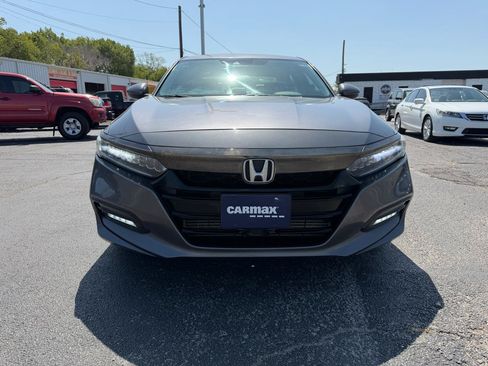Used 2018 Honda Accord Touring image 2