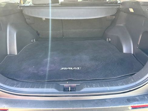 Used 2022 Toyota RAV4 LE w/ Carpet Mat Package (TMS) AWD/4WD image 12