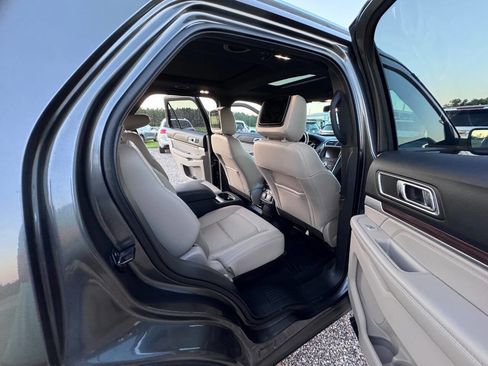 Used 2019 Ford Explorer Limited w/ Ford Safe & Smart Package FWD image 11