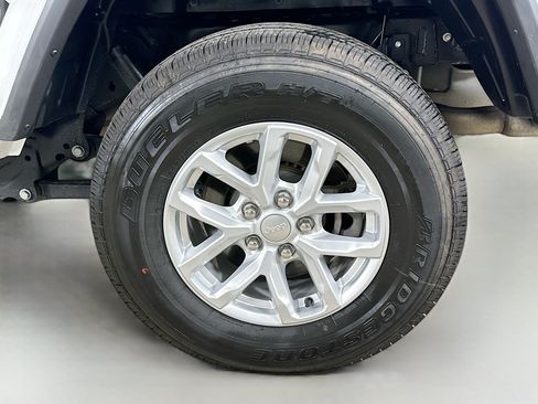 Used 2023 Jeep Gladiator Sport AWD/4WD image 35