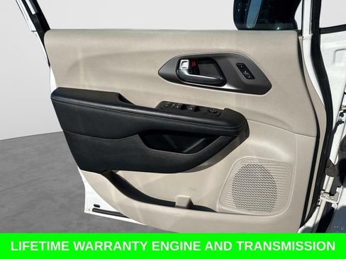 Used 2024 Chrysler Pacifica Touring-L FWD image 20