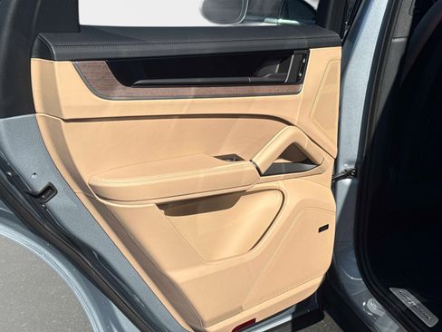 Certified 2026 Porsche Cayenne E-Hybrid image 12