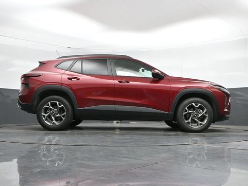 Used 2025 Chevrolet Trax LT FWD image 41