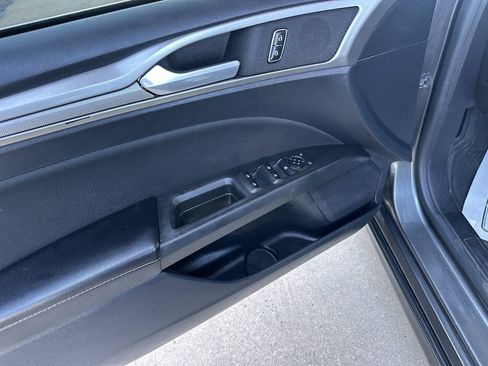 Used 2020 Ford Fusion SE FWD image 15