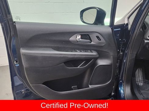 Used 2025 Chrysler Pacifica Select image 9
