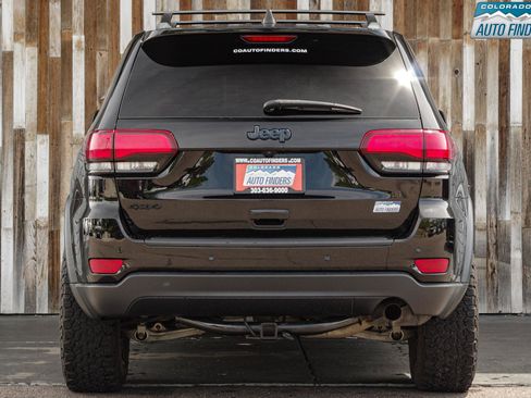 Used 2019 Jeep Grand Cherokee Laredo AWD/4WD image 5