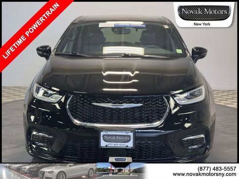 Used 2025 Chrysler Pacifica Select image 2
