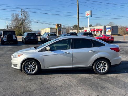 Used 2017 Ford Focus SE image 3