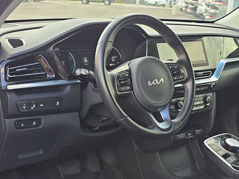 Used 2022 Kia Niro EX image 2