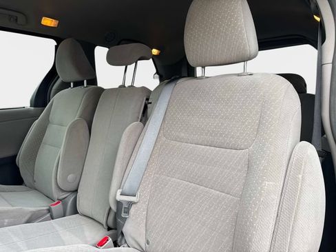 Used 2018 Toyota Sienna LE FWD image 12