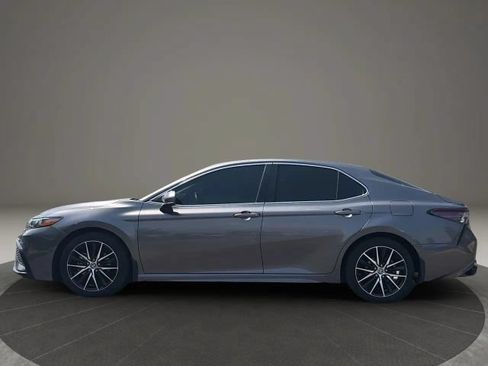 Used 2022 Toyota Camry SE w/ Cold Weather Package AWD/4WD image 2