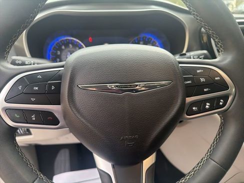 Used 2023 Chrysler Pacifica Touring-L FWD image 23