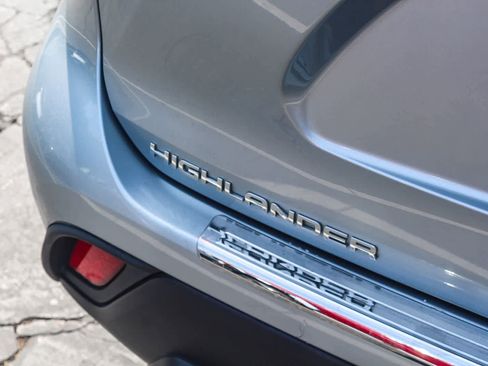 Used 2021 Toyota Highlander XLE AWD/4WD image 9