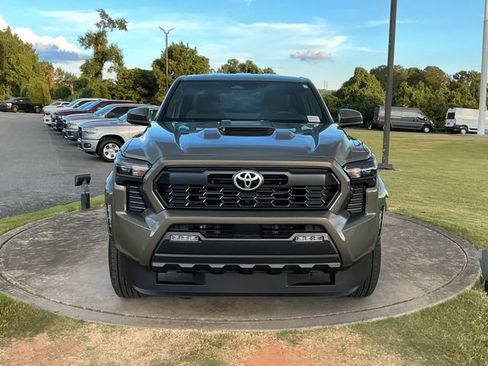 Used 2025 Toyota Tacoma TRD Sport AWD/4WD image 2