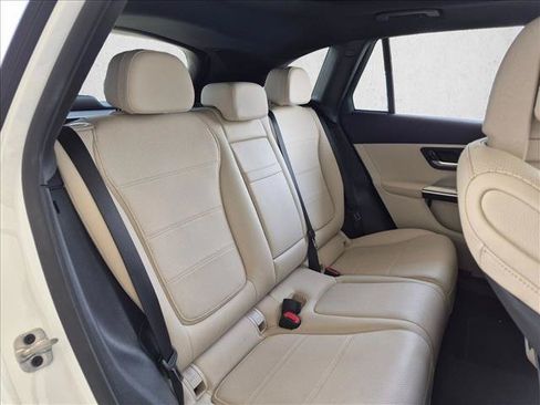 Used 2025 Mercedes-Benz GLC 300 4MATIC image 17