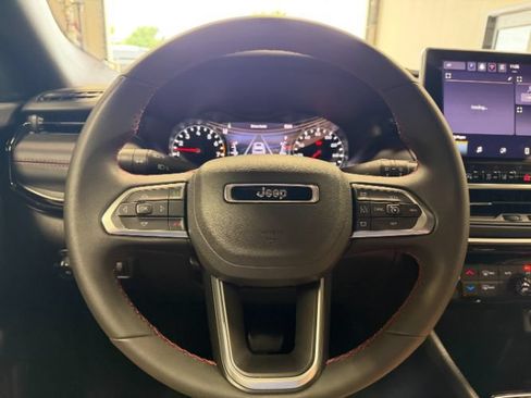 Used 2025 Jeep Compass Trailhawk AWD/4WD image 18