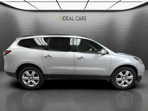 Used 2017 Chevrolet Traverse LT w/ Style and Technology Package FWD image 4