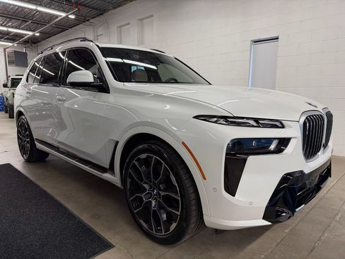 Used 2024 BMW X7 xDrive40i w/ Executive Package image 3