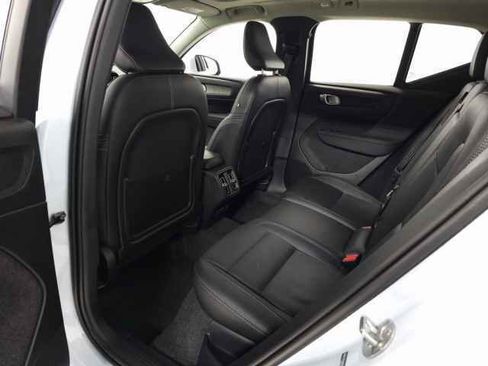 Certified 2025 Volvo XC40 B5 Core image 32